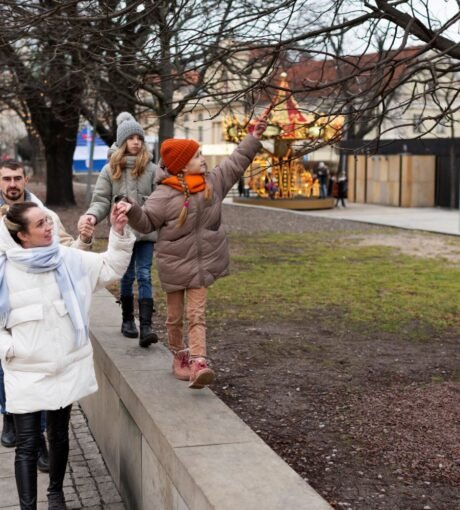 Weihnachtsmarkt mit Flüchtlingskindern