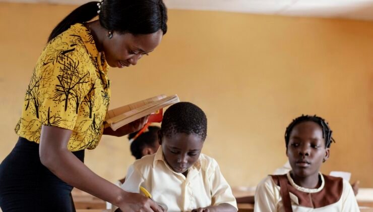 groupe-d-enfants-africains-pretant-attention-a-la-classe